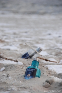 Około godziny 08:00 morze wyrzuci na brzeg butelki, w których będą specjalne listy