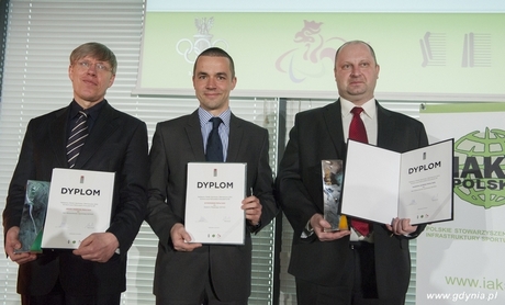 Od lewej: Mariusz Machnikowski dyrektor Hali Sportowo-Widowiskowej "Gdynia", Dariusz Schwarz z Gdyńskiego Ośrodka Sportu i Rekreacji w Gdyni oraz Krzysztof Blumka zastępca dyrektora Hali Sportowo-Widowiskowej "Gdynia", fot. Szymon Sikora