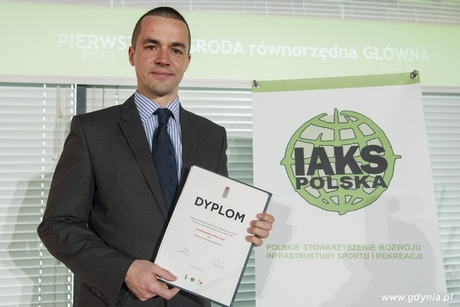 Dariusz Schwarz z Gdyńskiego Ośrodka Sportu i Rekreacji w Gdyni z dyplomem dla Stadionu Miejskiego w Gdyni, fot. Szymon Sikora