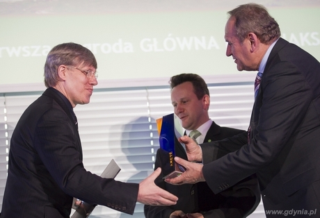 Nagrodę dyrektorowi Hali Sportowo-Widowiskowej Gdynia Panu Mariuszowi Machnikowskiemu wręczają Prezes PKOl Andrzej Kraśnicki (z prawej) i Prezes IAKS Polska Zbigniew Klonowski