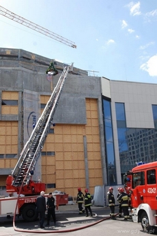 W akcji gaśniczej Teatru Muzycznego uczestniczyło 6 zastępów straży pożarnej, fot. Mateusz Skowronek
