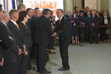 Prezydent Gdyni odbiera nagrodę z rąk Prezydenta RP