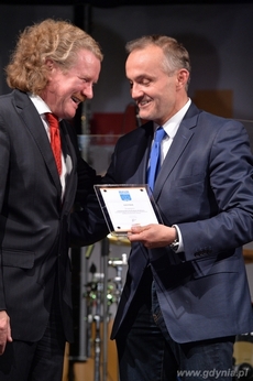 Prezydent Gdyni Wojciech Szczurek odebrał nagrodę dla Gdyni, za zajęcie II miejsca w rankingu najbardziej atrakcyjnych dużych miast dla biznesu miesięcznika „Forbes"