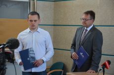 Łukasz Wyszyński i dyrektor Gdyńskiego Ośrodka Sportu i Rekreacji Marek Łucyk - fot. GOSiR