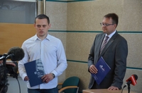 Łukasz Wyszyński i dyrektor Gdyńskiego Ośrodka Sportu i Rekreacji Marek Łucyk, fot. GOSiR