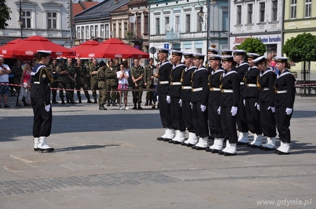 Uczniowie z XII Liceum Ogólnokształcącego z Gdyni na I Ogólnopolskim Przeglądzie Musztry Klas Mundurowych w Nowym Sączu