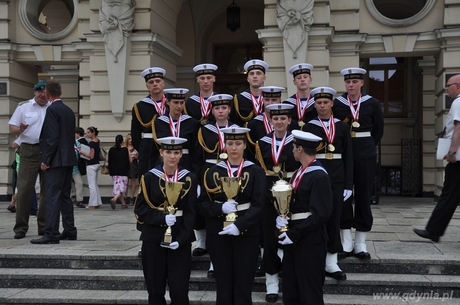 Uczniowie z XII Liceum Ogólnokształcącego z Gdyni na I Ogólnopolskim Przeglądzie Musztry Klas Mundurowych w Nowym Sączu