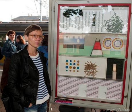 Ania Witkowska na tle swojej instalacji, fot. Muzeum Emigracji