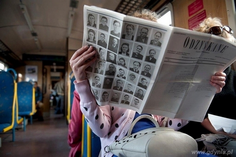 Gazeta ODZYSKANE Ludomira Franczaka oddana w dłoniach pasażerki SKM, fot. Muzeum Emigracji