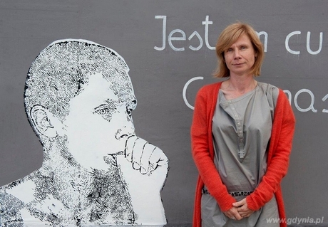 Iwona Zając na tle swojej pracy, fot. Muzeum Emigracji