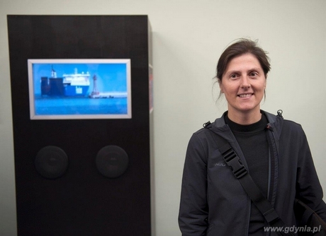 Julita Wójci przy swojej pracy Transatlantyk, fot. Muzeum Emigracji
