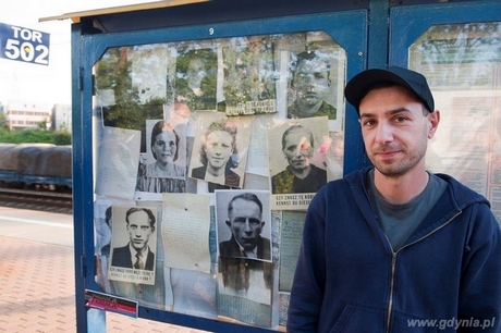 Ludomir Franczak na tle Instalacji ODZYSKANE, fot. Muzeum Emigracji