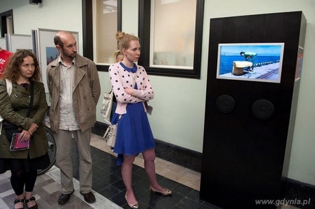 Publiczność przy pracy Julty Wójcik -Transatlantyk, fot. Muzeum Emigracji