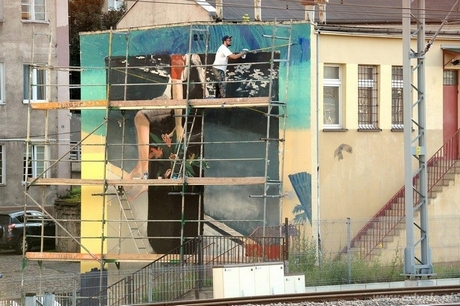 Sławek Czajkowki maluje mural, fot. Muzeum Emigracji