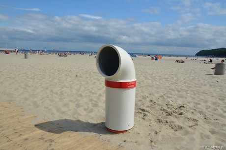 Peryskopowe śmietniki na gdyńskiej plaży