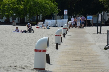 Peryskopowe śmietniki na gdyńskiej plaży