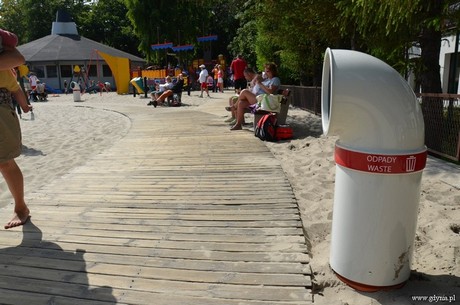 Peryskopowe śmietniki na gdyńskiej plaży