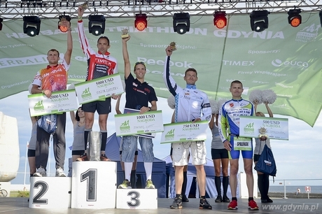 Finaliści Herbalife Triathlon Gdynia 2013 na podium, fot. Maciej Czarniak