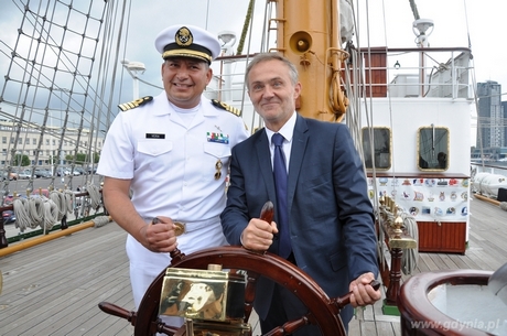 Kapitan Juan C. Vera Minjares z Prezydentem Gdyni Wojciechem Szczurkiem na pokładzie żaglowca Cuauhtemoc, fot. Dorota Nelke