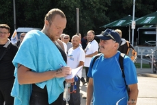 Arsenyi Lavrentiev rozdaje autografy w BCT Gdynia Marathon, fot. Michał Kowalski