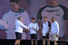 Daniel Ponce otrzymuje dyplom z rąk Prezesa BCT Gdynia Krzysztofa Szymborskiego, fot. Michał Kowalski