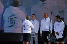 Jan Urbaniak otrzymuje dyplom z rąk Prezesa BCT Gdynia Krzysztofa Szymborskiego, fot. Michał Kowalski