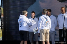 Chris Bryan otrzymuje dyplom z rąk Prezesa BCT Gdynia Krzysztofa Szymborskiego, fot. Michał Kowalski