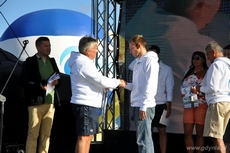 Alexander Meyer otrzymuje dyplom i medal z rąk Prezesa BCT Gdynia Krzysztofa Szymborskiego, fot. Michał Kowalski