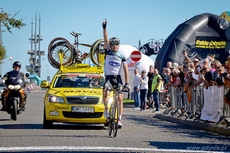Michał Gołaś jako pierwszy przekroczył metę wyścigu Cyklo Gdynia, fot. Maciej Czarniak