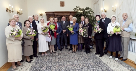 Wicperezeydent Gdyni Bogusław Stasiak z jubilatami z godziny 15:00. fot. Marek Grabarz