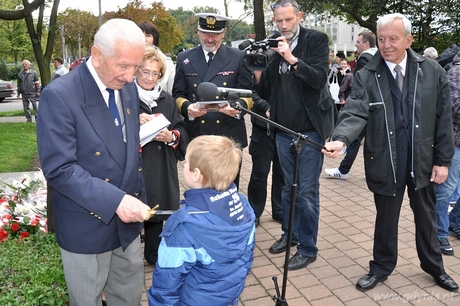 Uczniowie klas pierwszych Szkoły Podstawowej nr 26 im. Żołnierzy Armii Krajowej zostali pasowani na uczniów, fot. Michał Kowalski
