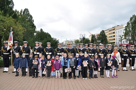 Uczniowie klas pierwszych Szkoły Podstawowej nr 26 im. Żołnierzy Armii Krajowej zostali pasowani na uczniów, fot. Michał Kowalski