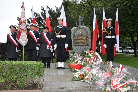 Uczniowie klas pierwszych Szkoły Podstawowej nr 26 im. Żołnierzy Armii Krajowej zostali pasowani na uczniów, fot. Michał Kowalski