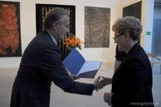 Prezydent Gdyni wręcza wyróżnienia pracownikom służby zdrowia, fot. Dorota Nelke