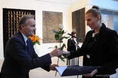 Prezydent Gdyni wręcza wyróżnienia pracownikom służby zdrowia, fot. Dorota Nelke