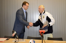 Nagrodę prezydenta Gdyni dla maratończyka Antoniego Cichończuka wręcza Dyrektor GOSiRu Marek Łucyk