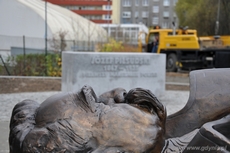 Operacja ustawiania pomnika marszałka Józefa Piłsudskiego na cokole, fot. Dorota Nelke
