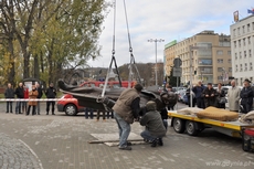 Operacja ustawiania pomnika marszałka Józefa Piłsudskiego na cokole, fot. Dorota Nelke