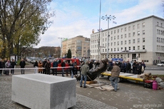 Operacja ustawiania pomnika marszałka Józefa Piłsudskiego na cokole, fot. Dorota Nelke