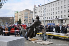 Operacja ustawiania pomnika marszałka Józefa Piłsudskiego na cokole, fot. Dorota Nelke