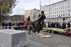 Operacja ustawiania pomnika marszałka Józefa Piłsudskiego na cokole, fot. Dorota Nelke