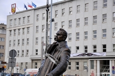 Operacja ustawiania pomnika marszałka Józefa Piłsudskiego na cokole, fot. Dorota Nelke