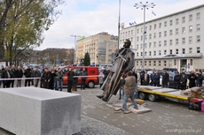Operacja ustawiania pomnika marszałka Józefa Piłsudskiego na cokole, fot. Dorota Nelke