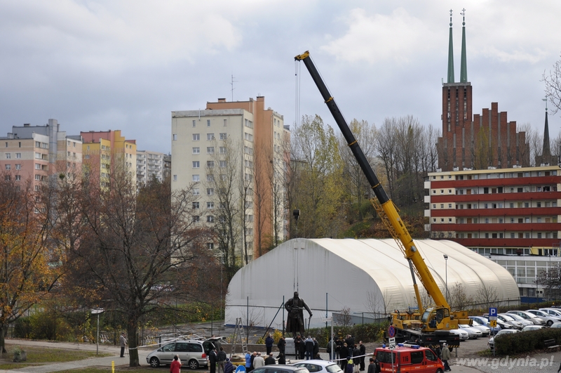 Operacja ustawiania pomnika marszałka Józefa Piłsudskiego na cokole, fot. Dorota Nelke