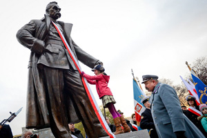 10.11.2013 r. odsłonięcie pomnika Marsz. Józefa Piłsudskiego    Fot. Maciej Czarniak