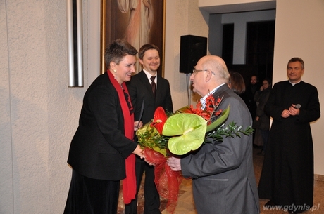 Wiceprzewodniczący Rady Miasta Gdyni Pan Jerzy Miotke składa garatulacje Pani Anecie Makowskiej-Bąbel prezes  chóru Cantus, fot. Michał Kowalski