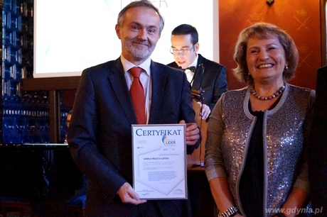Prezydent Gdyni Wojciech Szczurek i wiceprezydent Gdyni Ewa Łowkiel z certyfikatem Gdynia Samorządowym Liderem Edukacji, fot. Fundacja Rozwoju Edukacji i Szkolnictwa Wyższego