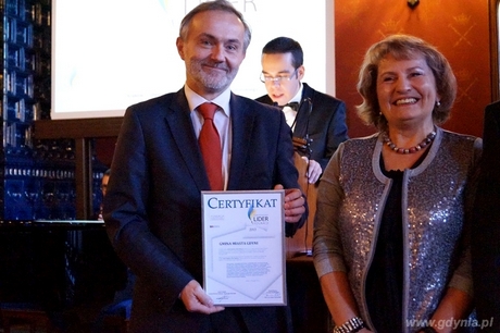 Prezydent Gdyni Wojciech Szczurek i wiceprezydent Gdyni Ewa Łwokiel z certyfikatem Gdynia Samorządowym Liderem Edukacji, fot. Przemysław Ruta