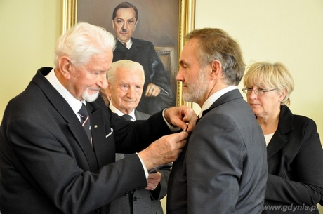 Prezydent Gdyni Wojciech Szczurek zostaje uhonorowany odznaczeniem Za zasługi dla Światowego Związku Żołnierzy Armii Krajowej, fot. Dorota Nelke