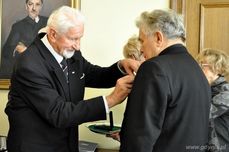 Prałat Edmund Wierzbowski zostaje uhonorowany odznaczeniem Za zasługi dla Światowego Związku Żołnierzy Armii Krajowej, fot. Dorota Nelke